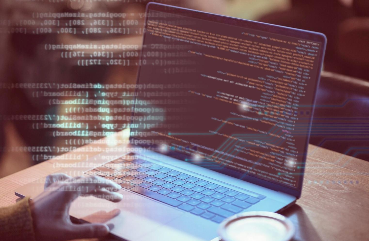 Teilnehmer beim praktischen Arbeiten mit KI-Tools in einem modernen Lernraum